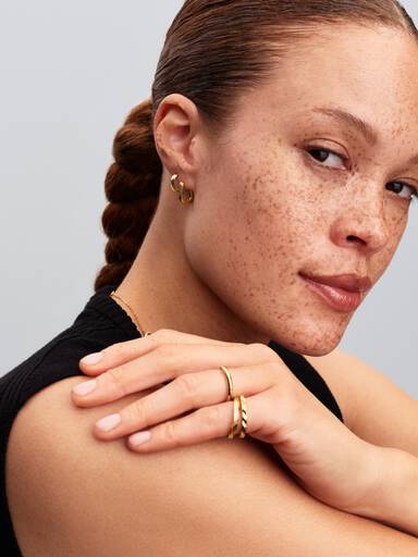 Cercei huggie răsuciți