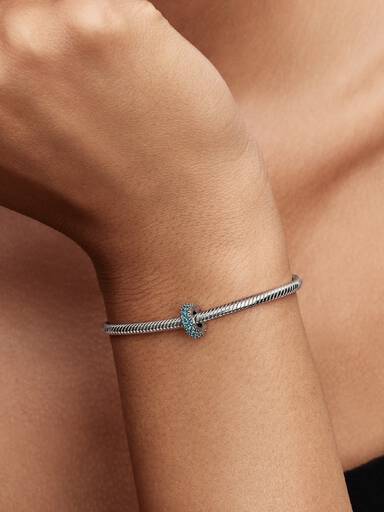 Talisman de tip distanțier cu piatră albastru glacial