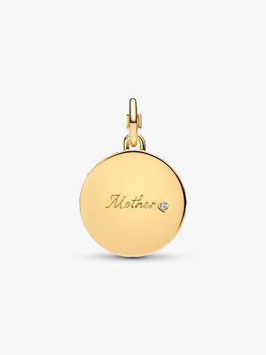 Medalion Pat McGrath cu mama frumuseții