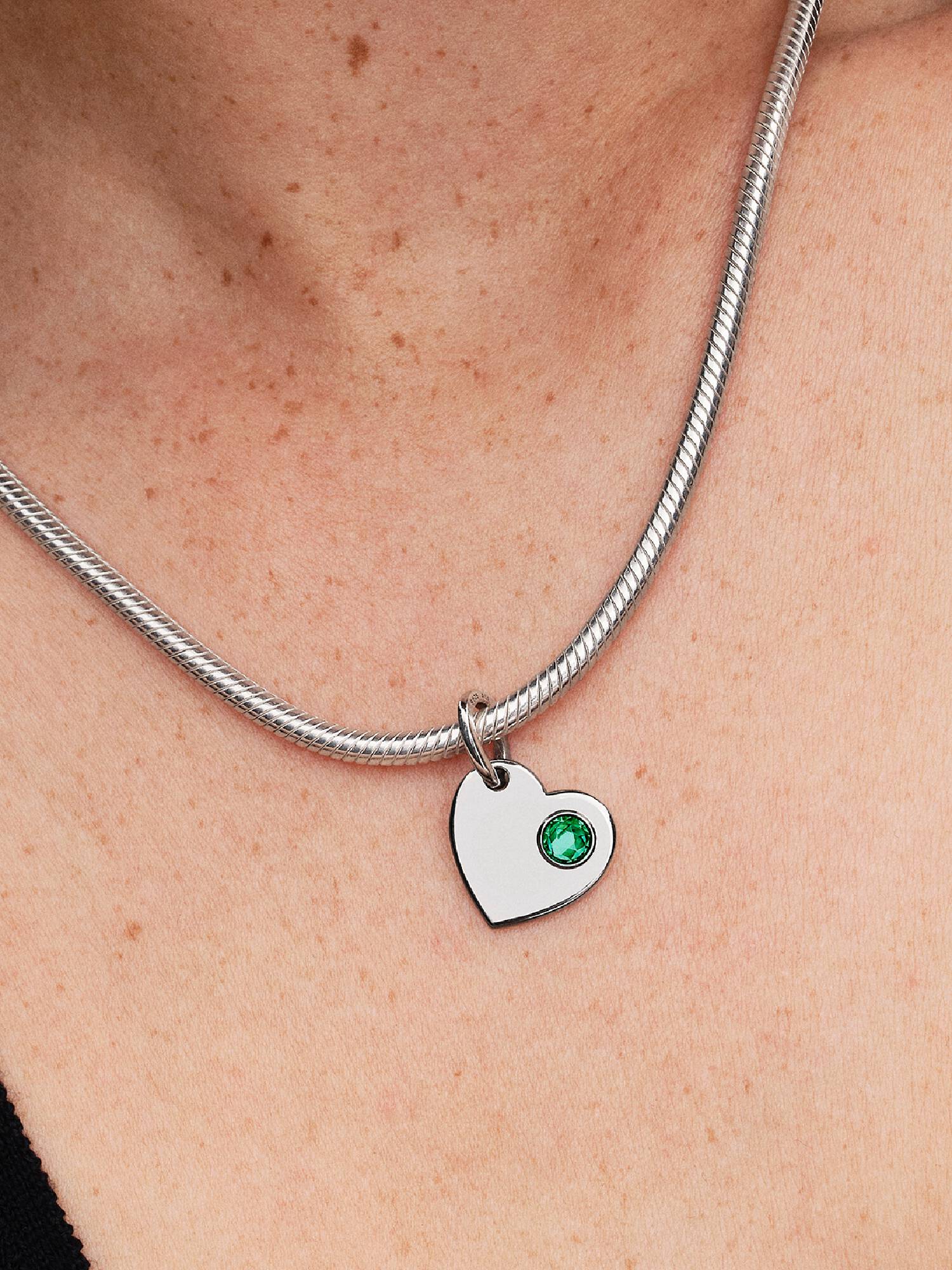 Talisman de tip pandantiv cu inimă inscripționabilă și piatră de culoarea verde, reprezentativ pentru luna mai