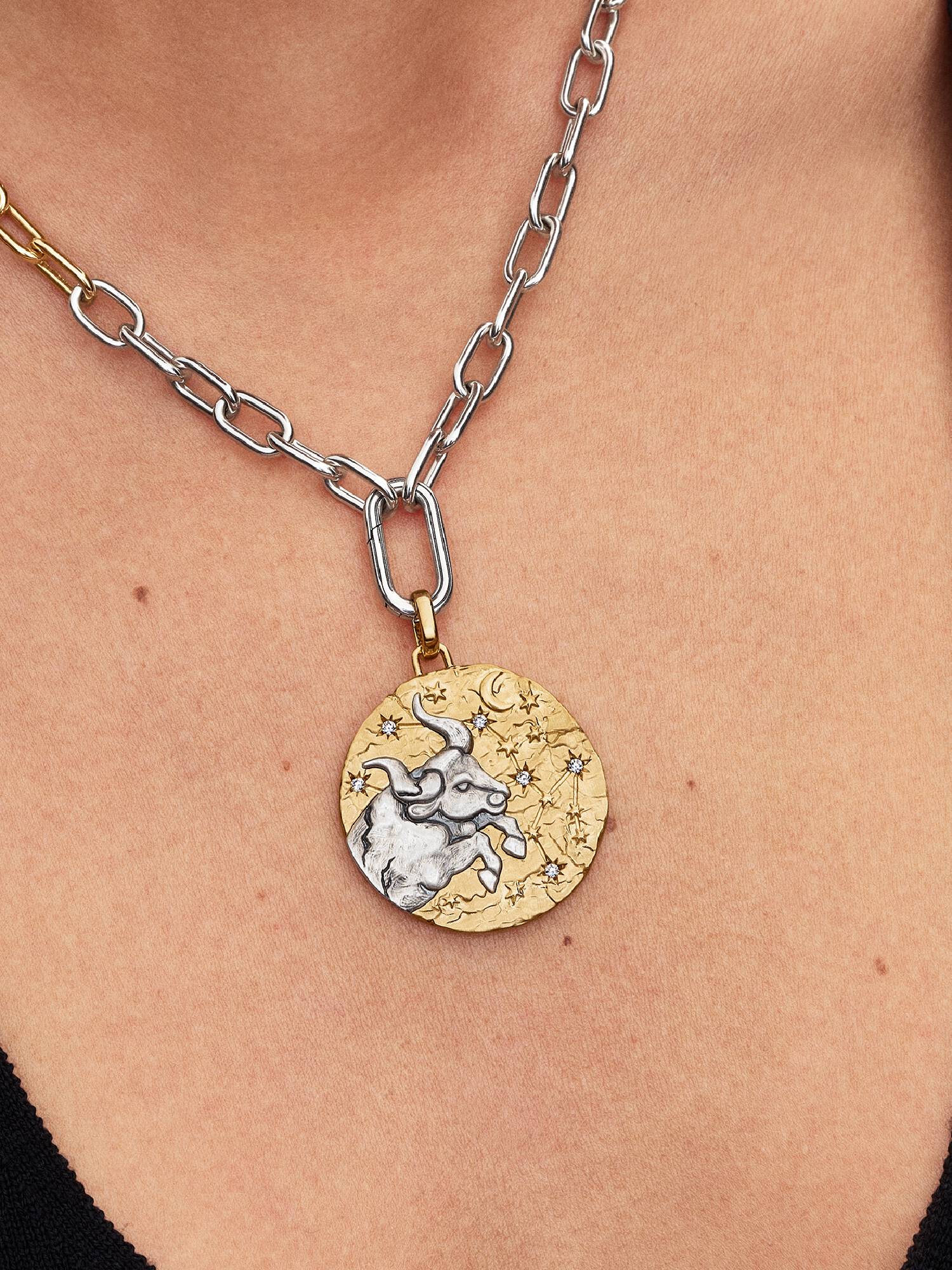 Talisman de tip medalion supradimensionat cu semnul zodiacal Taur
