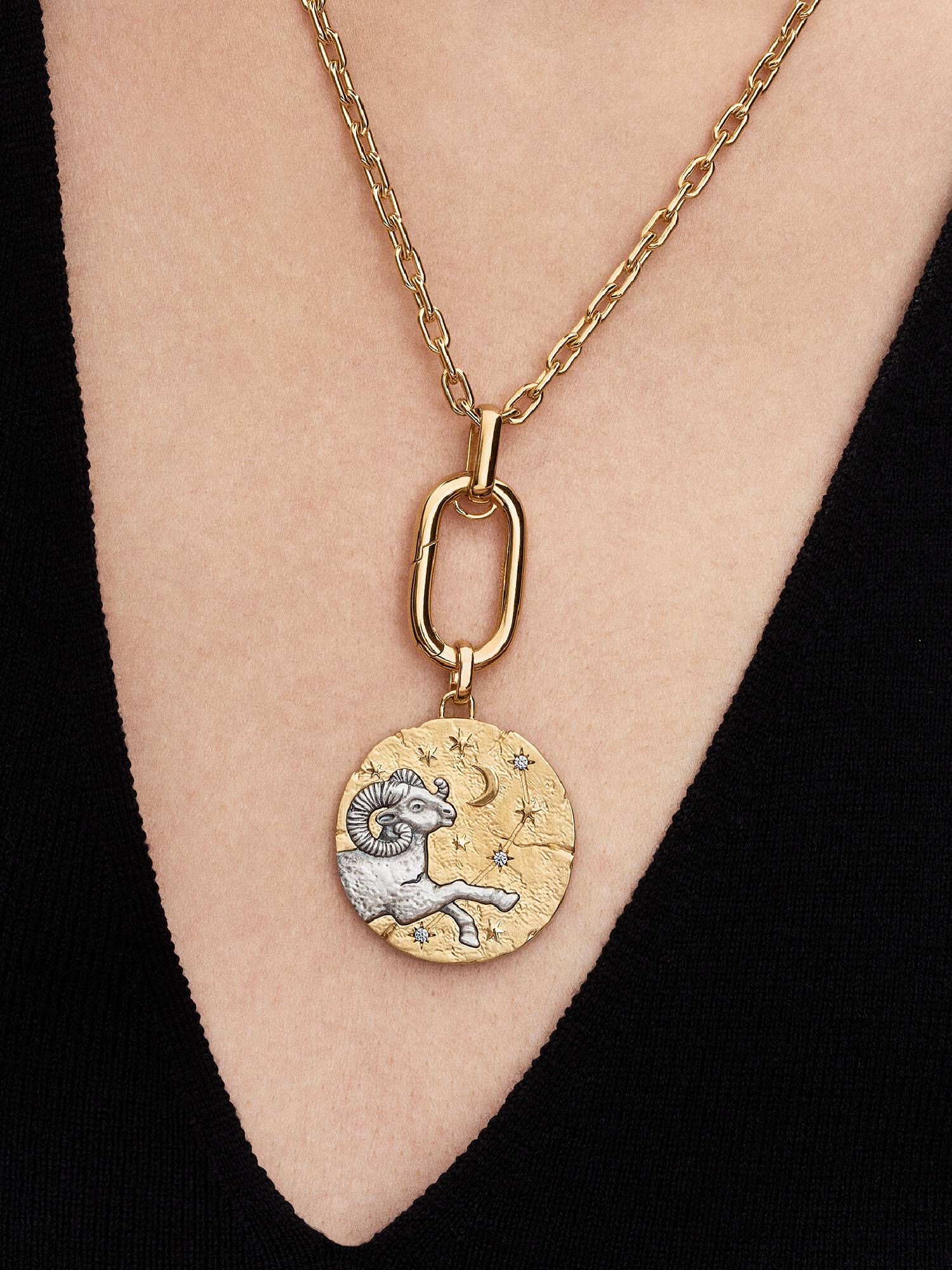 Talisman de tip medalion supradimensionat cu semnul zodiacal Berbec