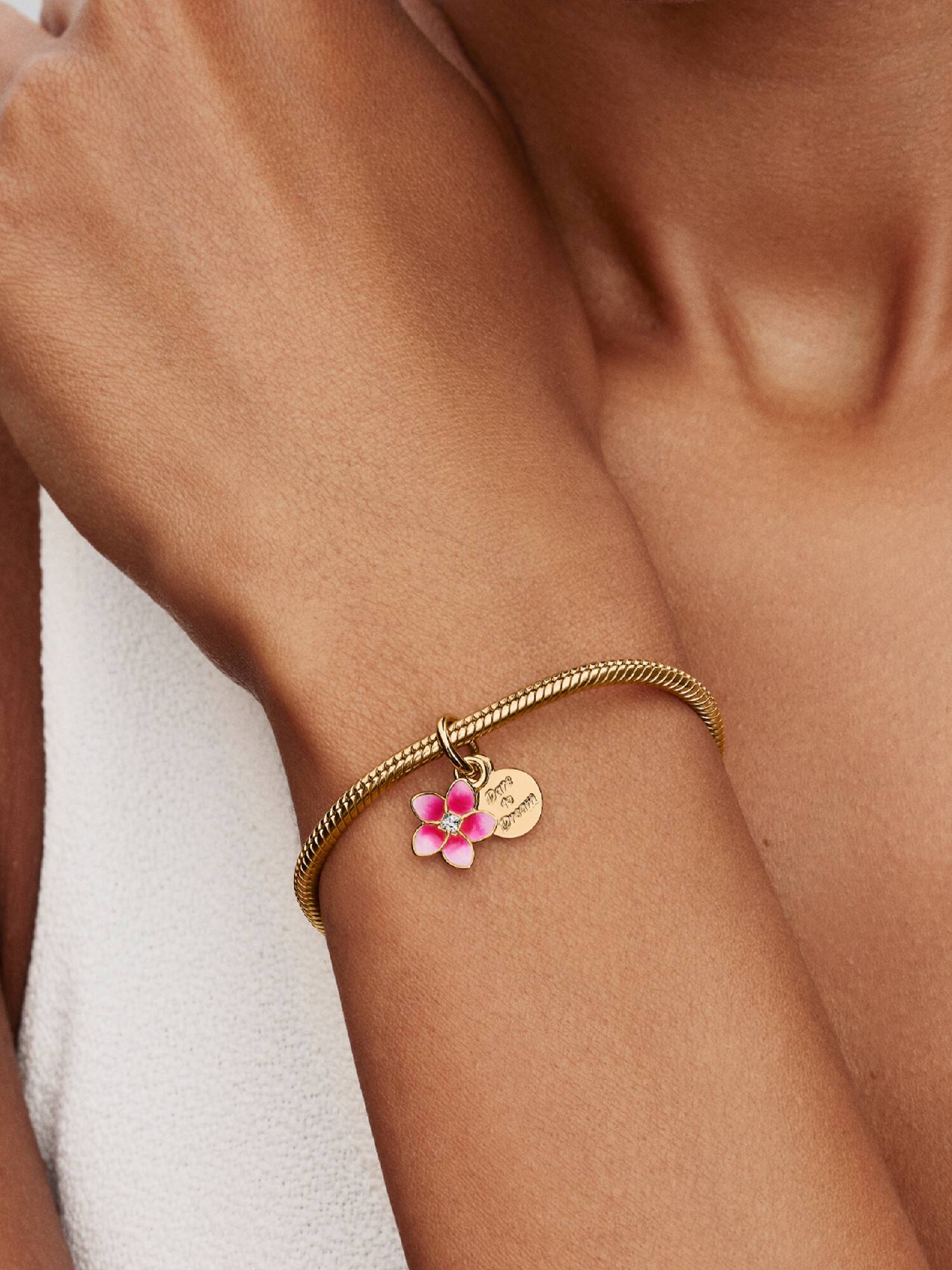 Talisman de tip pandantiv Vaiana de la Disney cu floare