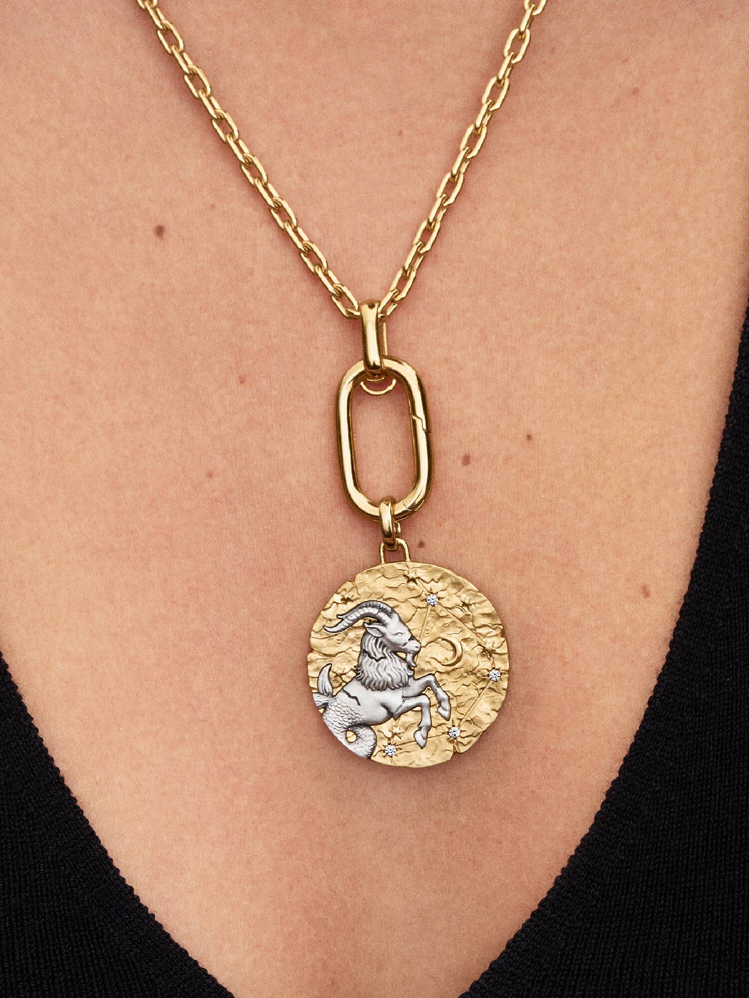 Talisman de tip medalion supradimensionat cu semnul zodiacal Capricorn