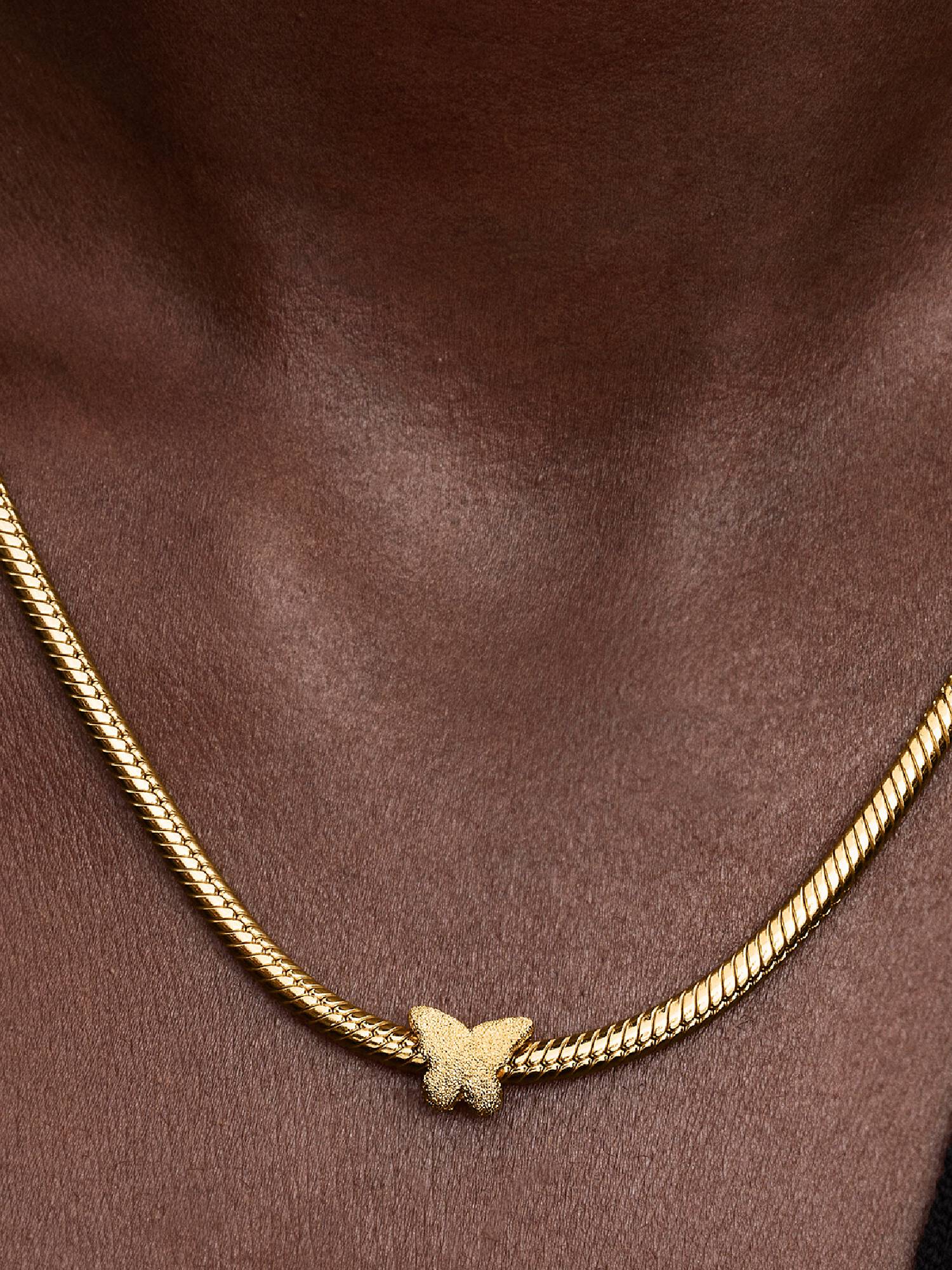 Mini talisman cu fluture texturat