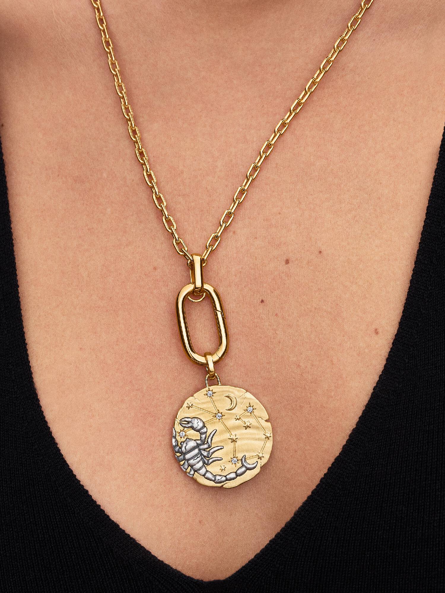 Talisman de tip medalion supradimensionat cu semnul zodiacal Scorpion