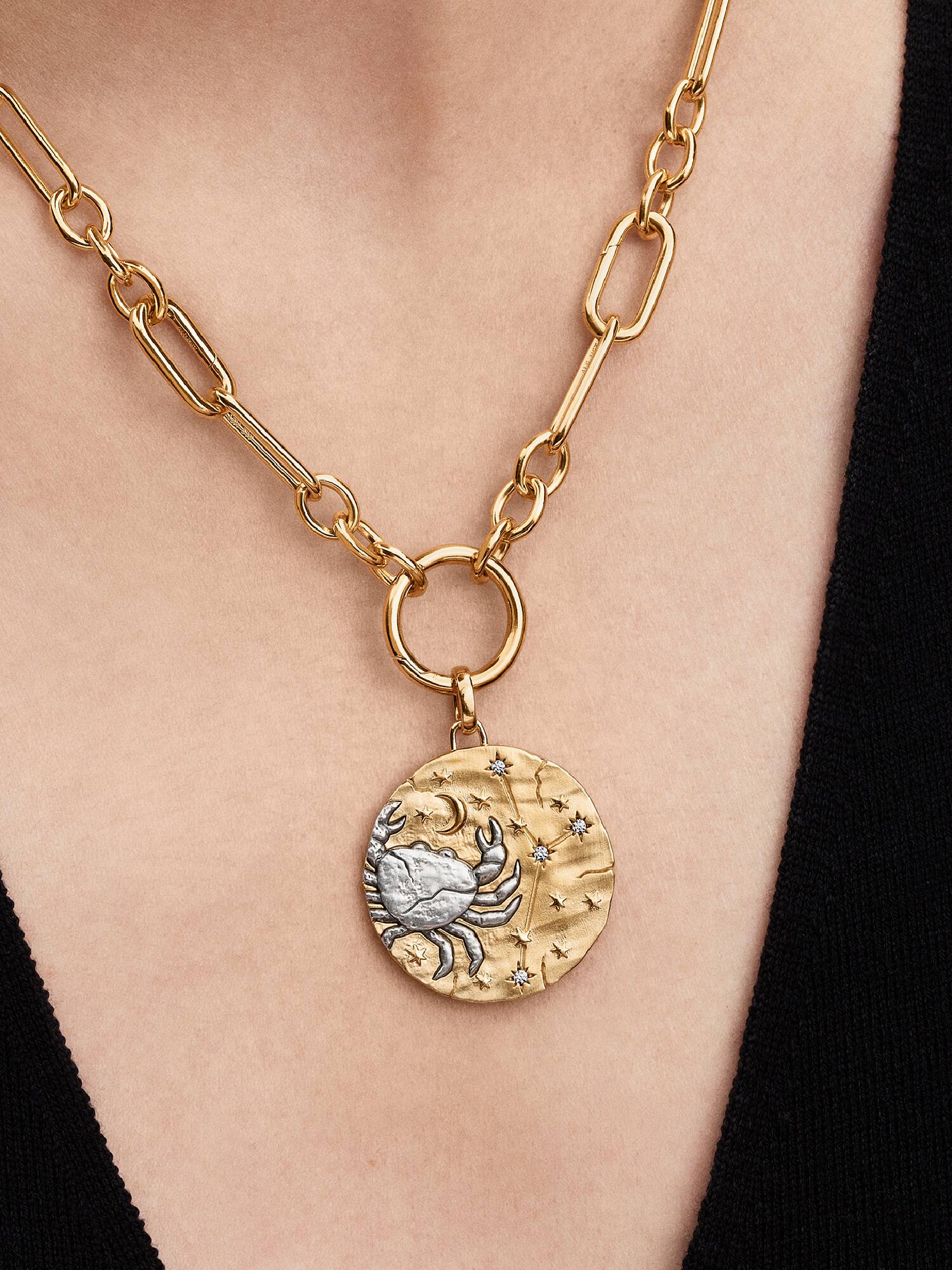 Talisman de tip medalion supradimensionat cu semnul zodiacal Rac