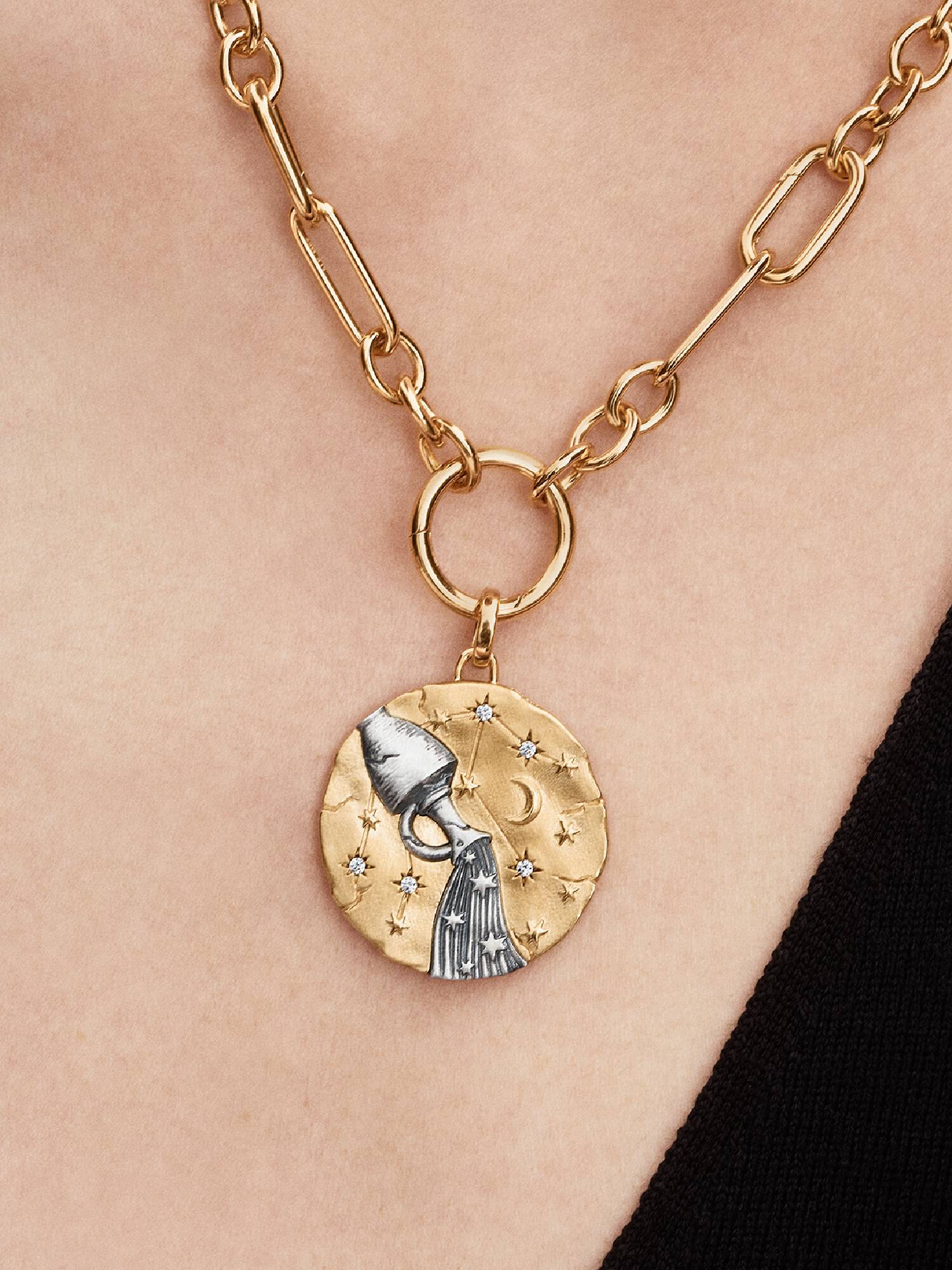 Talisman de tip medalion supradimensionat cu semn zodiacal Vărsător