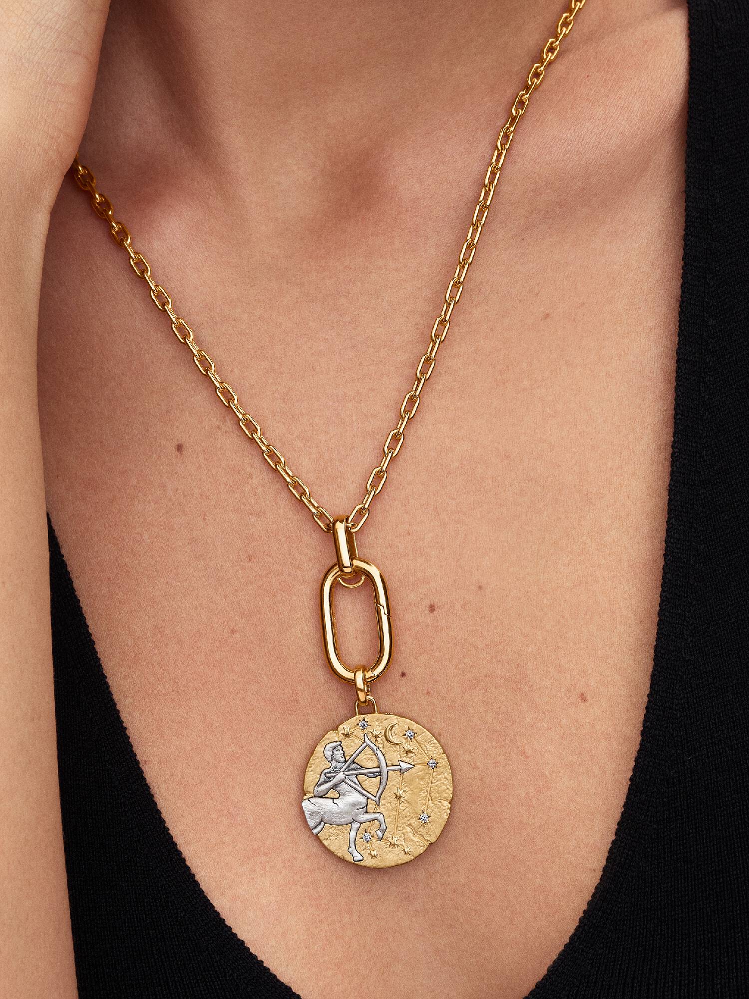 Talisman de tip medalion supradimensionat cu semn zodiacal Săgetător