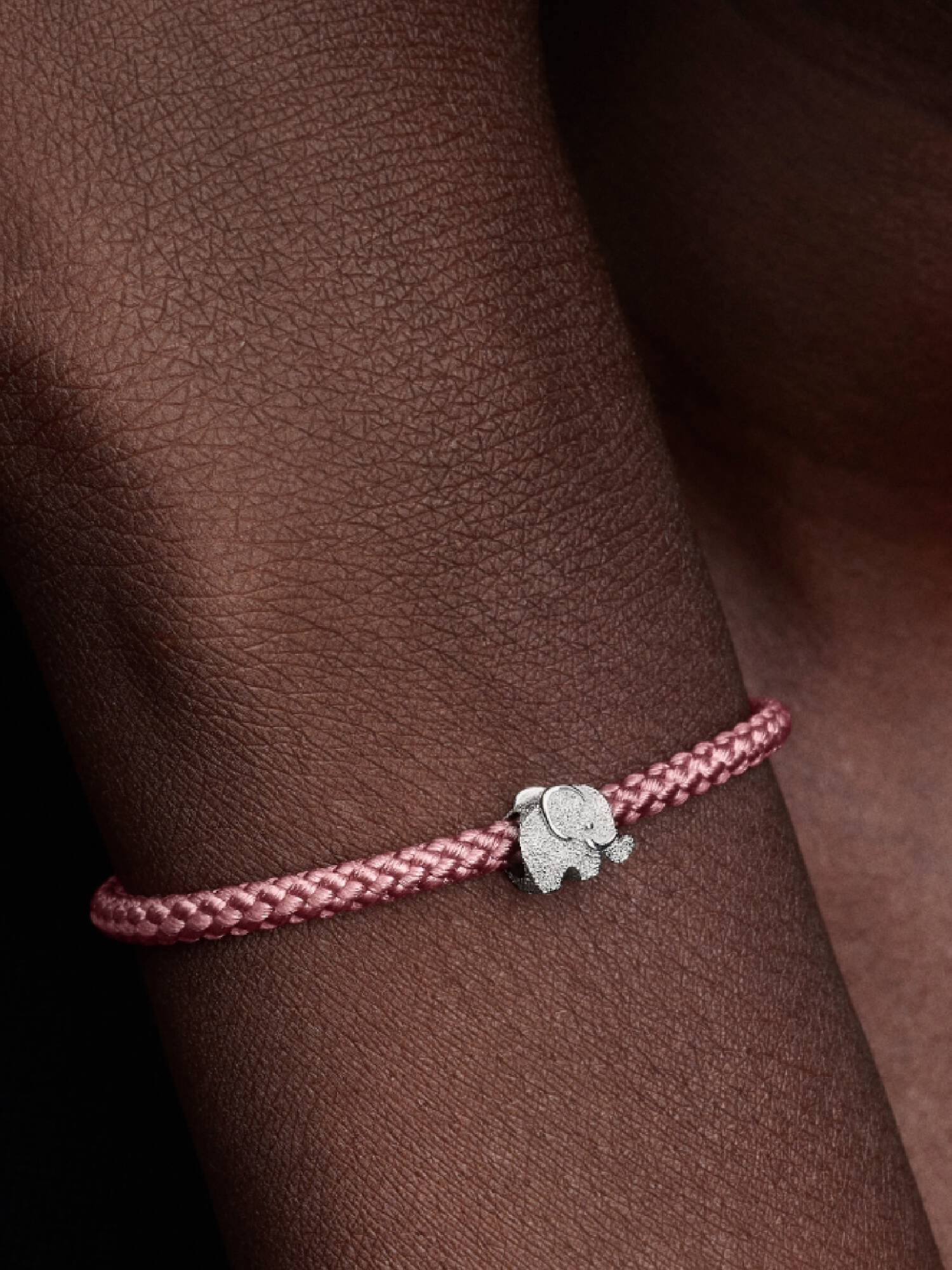 Mini talisman cu elefant texturat