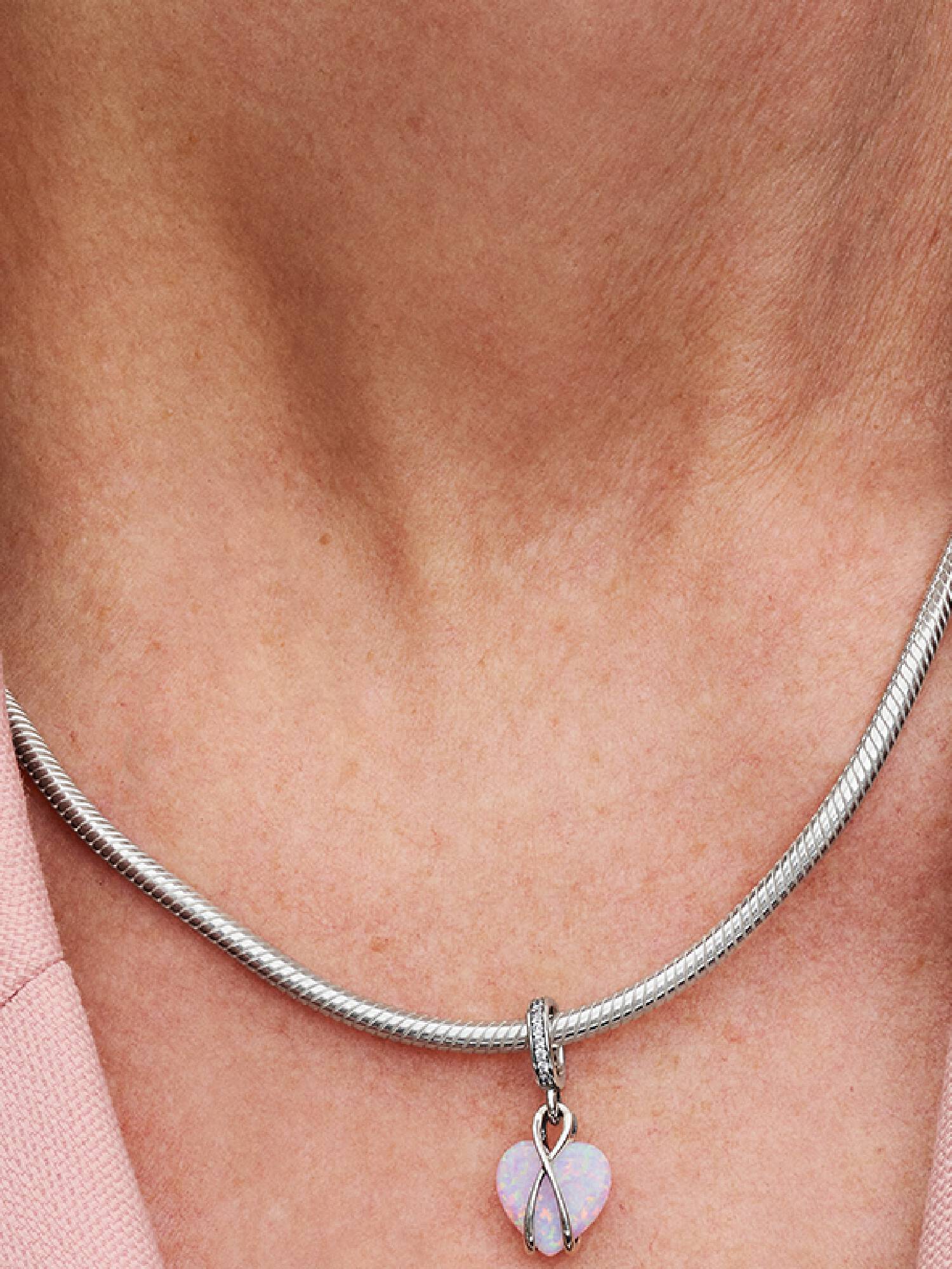 Talisman tip pandantiv cu inimioară opalescentă cu inscripția „Mum”