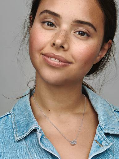 Colier cu pandantiv pavé cu logoul Pandora Signature