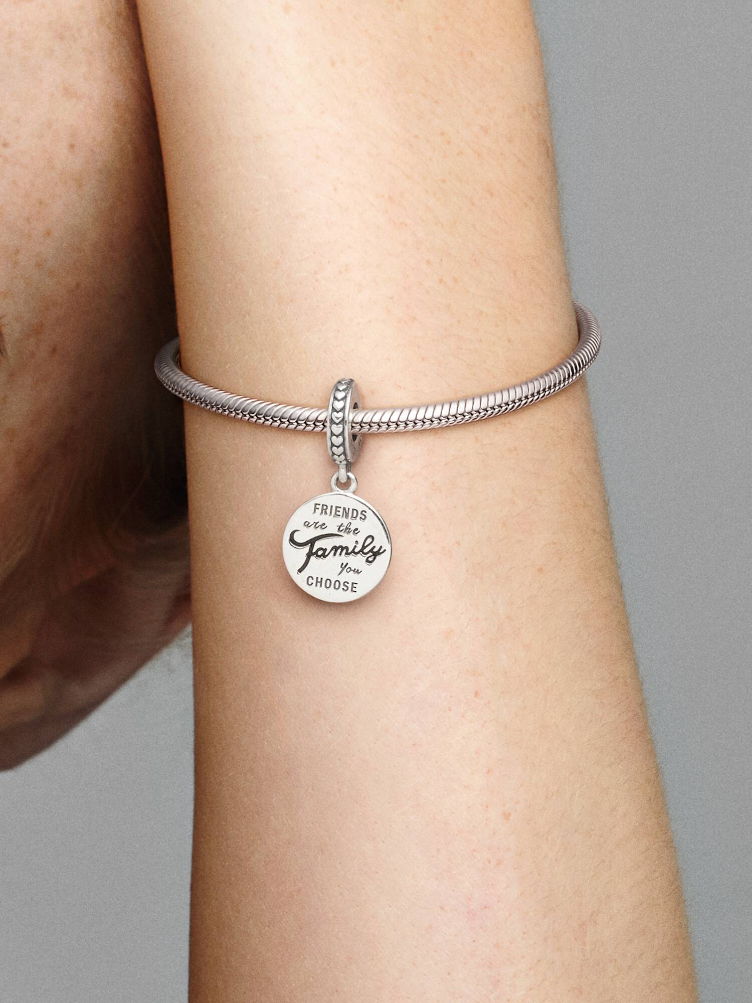 Talisman tip pandativ „Friends Are Family”