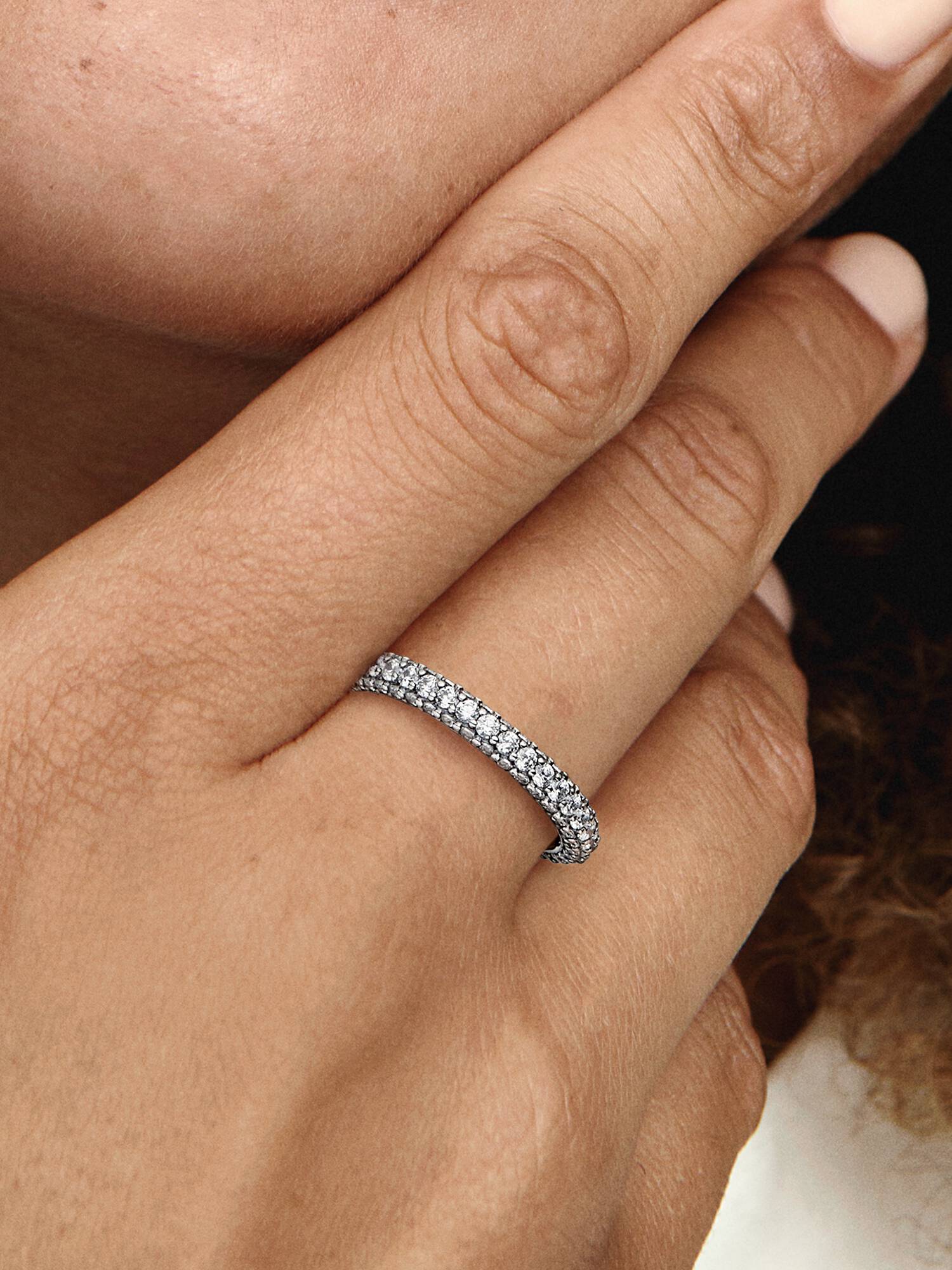 Inel cu un singur rând de pietre pavé Pandora Timeless